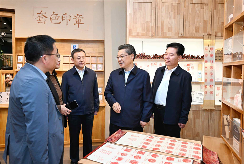 任振鶴在敦煌市調(diào)研時(shí)強(qiáng)調(diào)堅(jiān)持以文化人以文惠民以文潤(rùn)城以文興業(yè) 為經(jīng)濟(jì)社會(huì)高質(zhì)量發(fā)展提供最基本最深沉最持久的力量